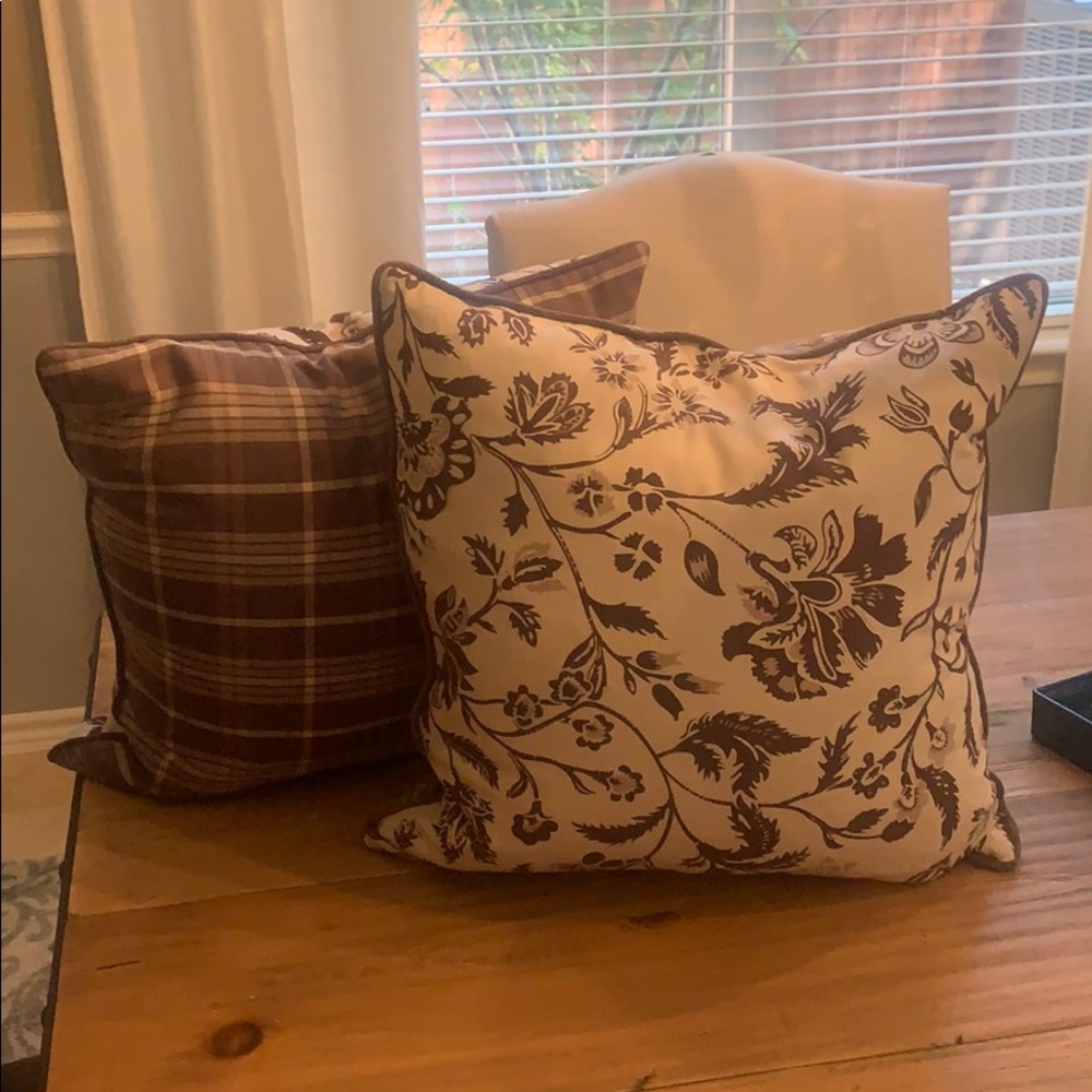 2 decorative pillows